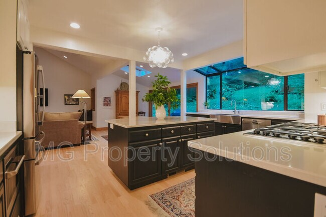 Building Photo - 7079 Lucas Valley Rd