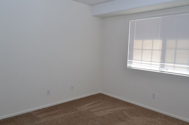 Building Photo - SW - ROOMY 3 BEDROOM 2.5 BATH TOWNHOME - 8...