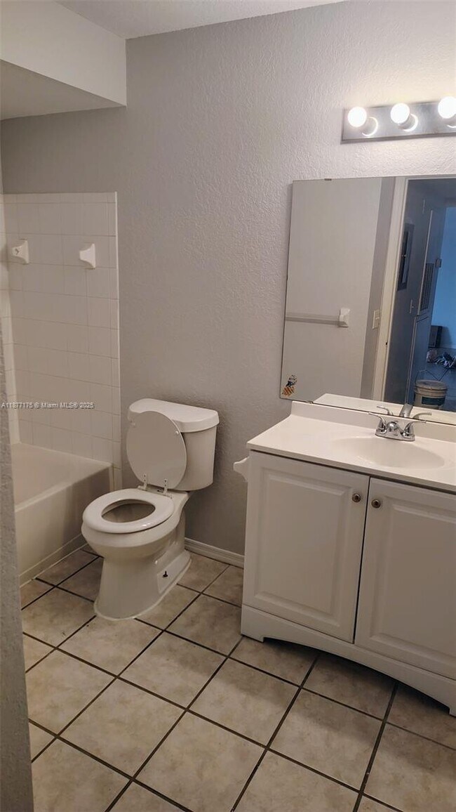 Building Photo - 13929 Fairway Island Dr