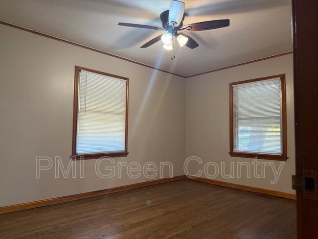 Building Photo - 1214 N Quanah Ave