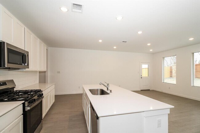 Building Photo - 1912 Ponderosa Pne Ln