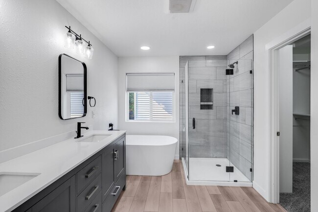 Building Photo - Beautiful 4 bed, 2.5 bath rental home in Oatfield Neighborhood Milwaukie!