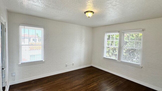 Building Photo - West Redwood