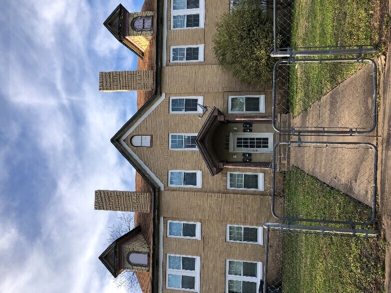 Building Photo - 2601 Fort Ave