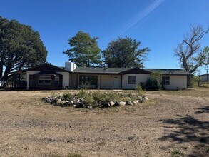 Building Photo - Cute Ranch Style 3 Bedroom, 2 Bath, On 4 A...