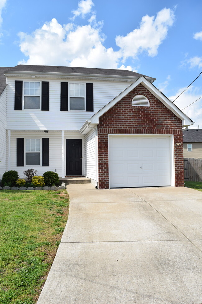 Building Photo - Wonderful 3 Bedroom 2 1/2 Bath Townhouse Now Available!