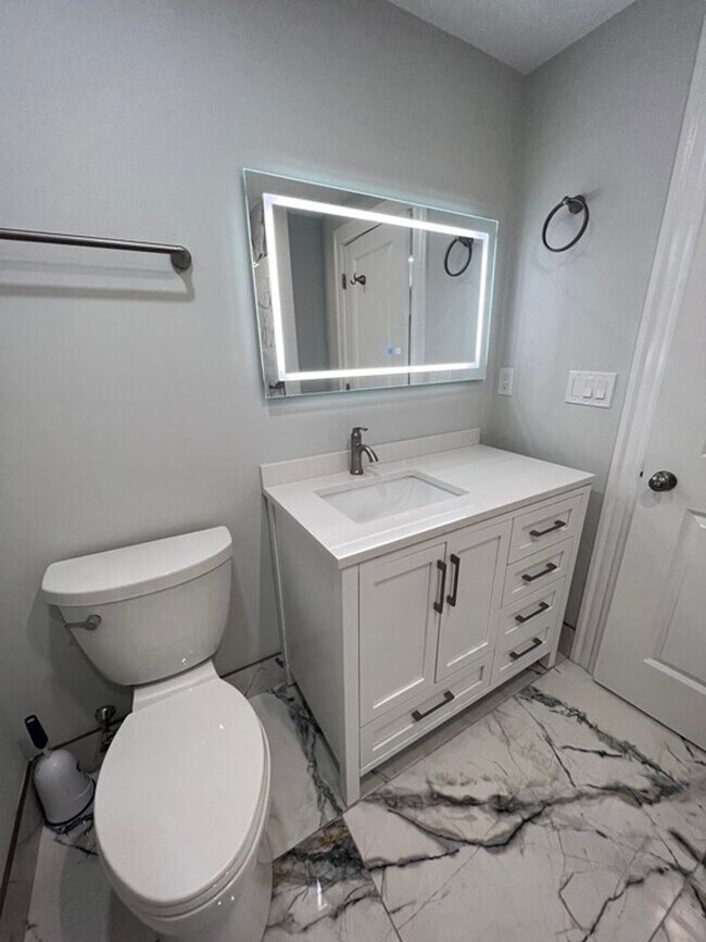 Building Photo - Huge 4 Bed 2 Bath in Dorchester