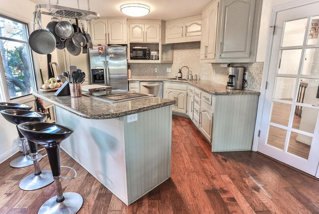 Building Photo - 1769 Ivy Rd