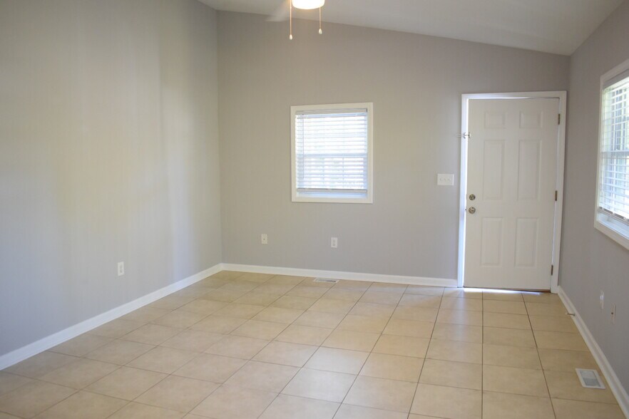 Building Photo - 2109 Wisteria Dr