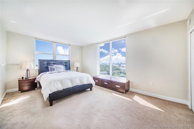 Building Photo - 10350 W Bay Harbor Dr