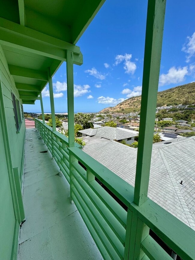 Building Photo - 3/1 w/ ocean views and all utilities inclu...
