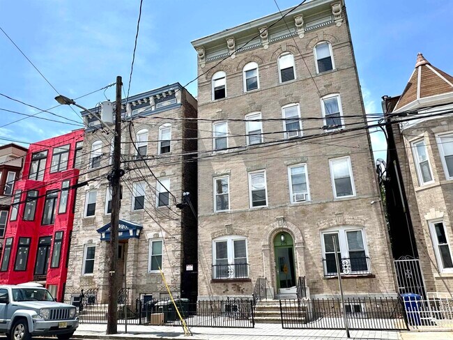 Building Photo - 275 Webster Ave