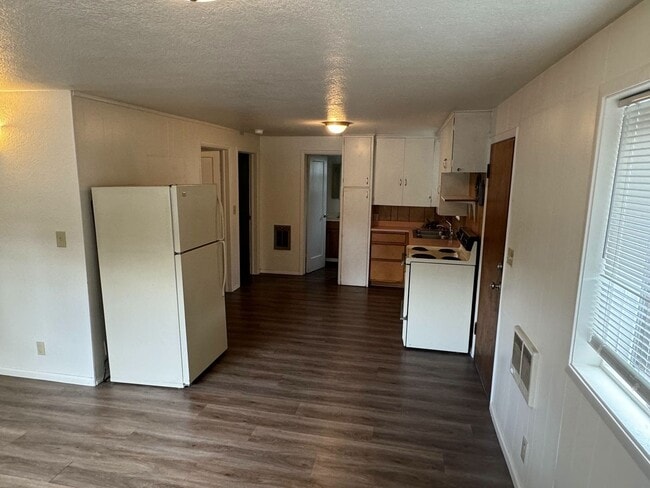 Building Photo - 2 Bedroom Triplex Unit in Springfield