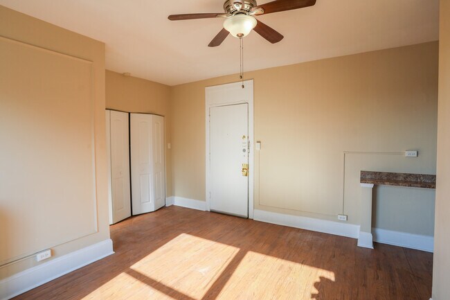 Building Photo - 5326 S Cornell Ave