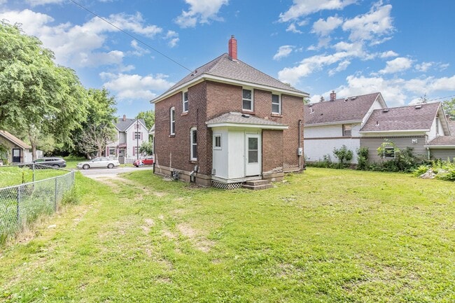 Building Photo - Charming 3 Bedroom | 1 Bathroom