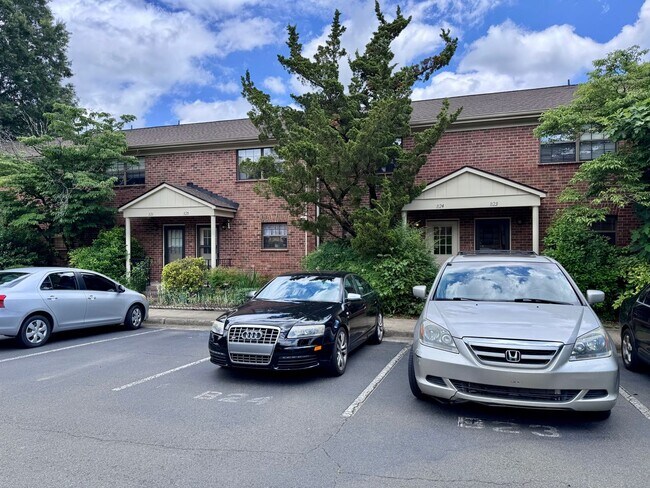 Building Photo - Beautiful renovated townhouse in a great C...