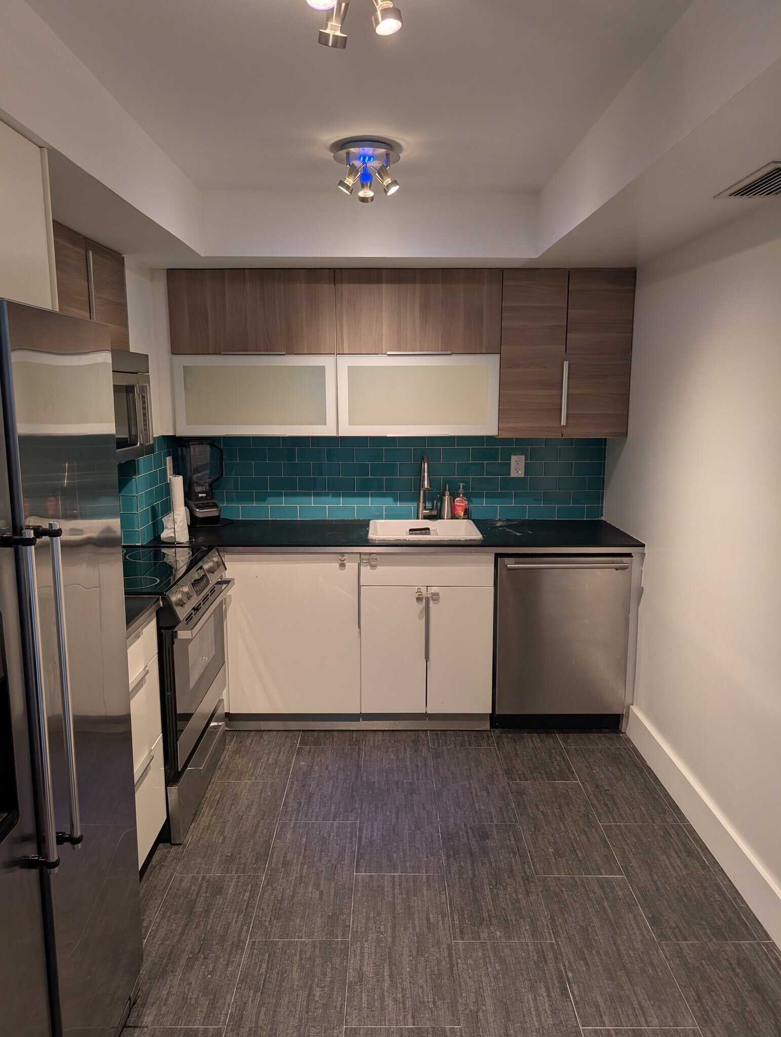 Building Photo - 2655 Collins Ave