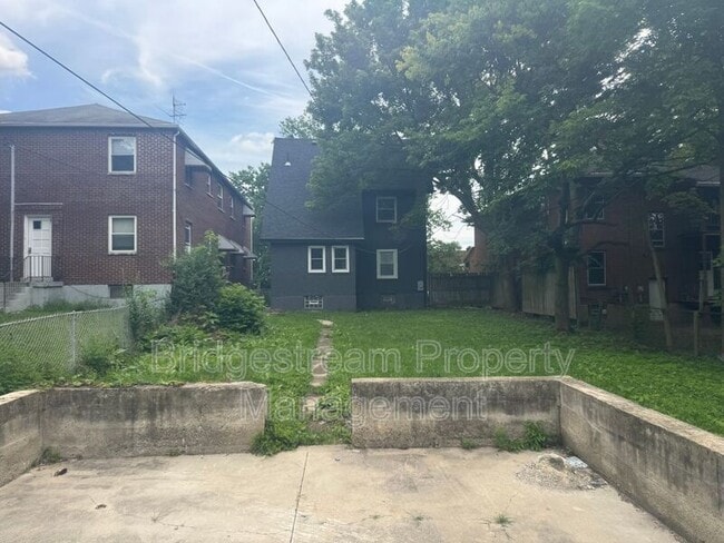 Building Photo - 611 Rockford Ave