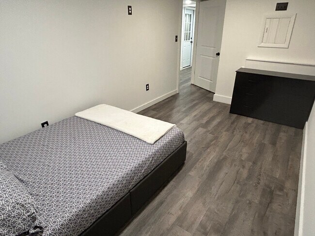 Building Photo - 619 N Harvard Ave