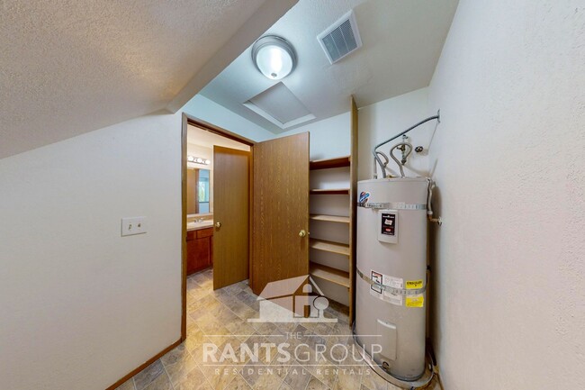 Building Photo - Lovely pet-free end unit in an established...