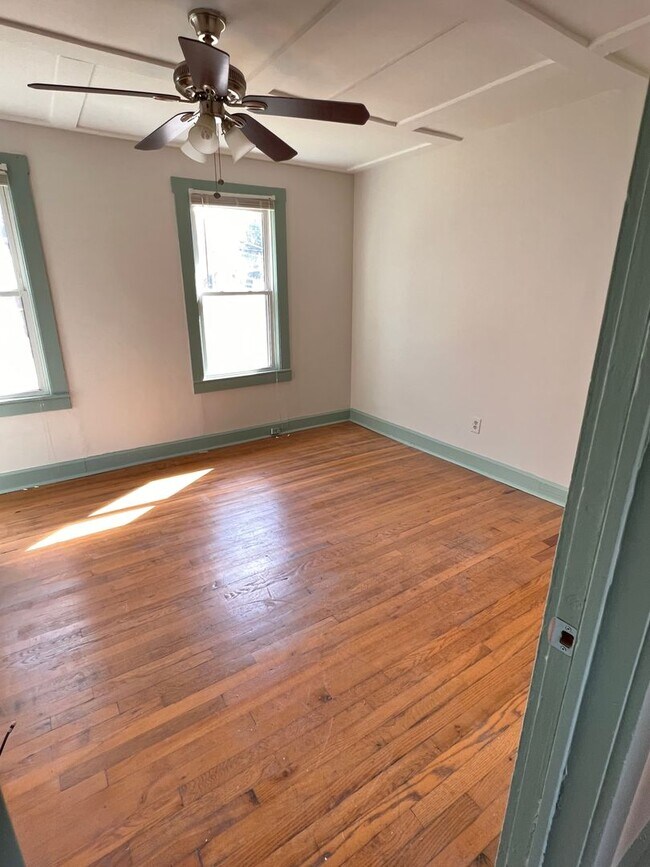 Building Photo - Oakley/Biltmore 3 Bedrooms/1 Bathroom!