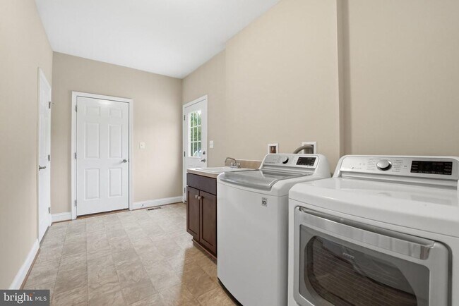 Building Photo - 42240 Hiddenwood Ln