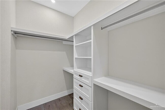 Building Photo - 12303 Lakeview Dr