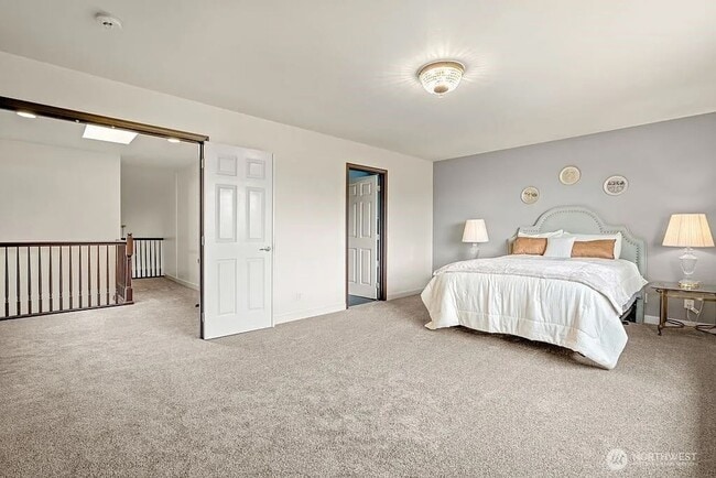 Building Photo - Beautiful Craftsman Marysville!