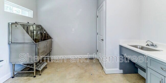 Building Photo - 7038 Hummingbird Dr