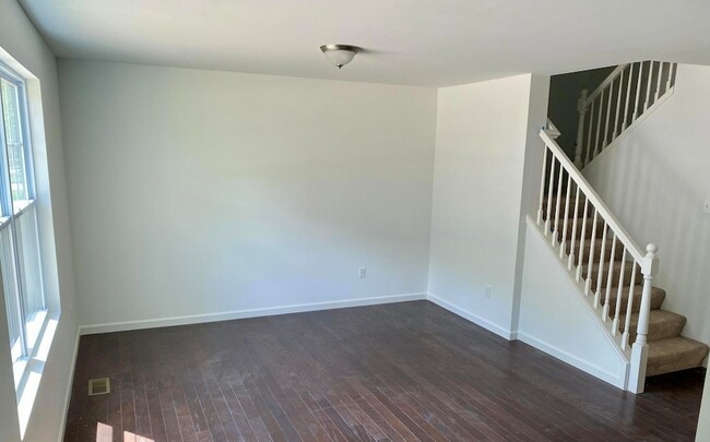 Building Photo - 2682 Valley Dr