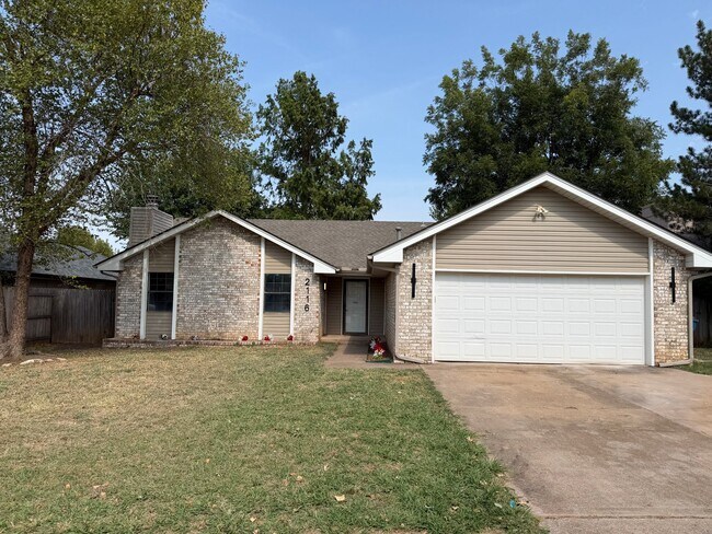 Building Photo - 2116 Tanglewood Dr