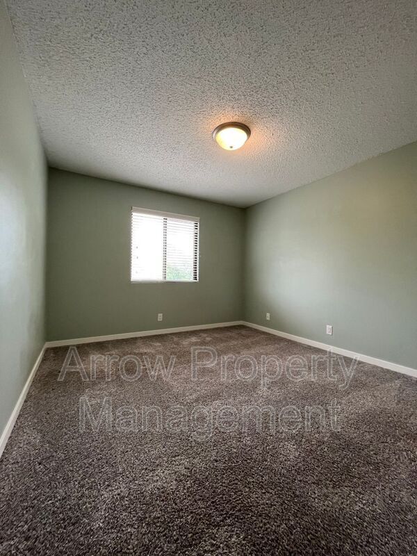 Building Photo - 3405 Holdrege St