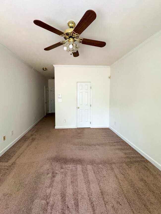 Building Photo - Charming 3 Bed 2.5 Bath Home in Gated Community