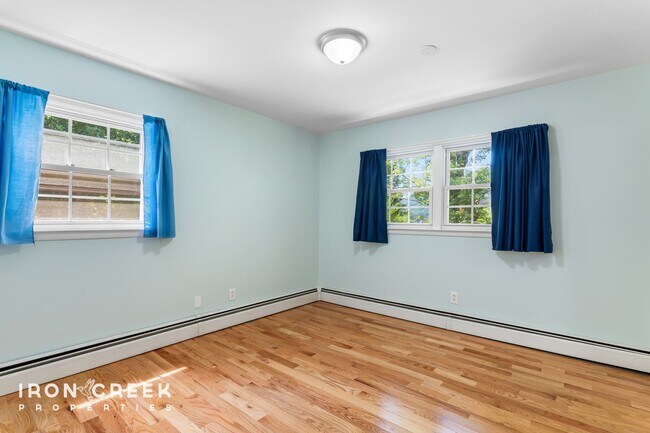 Building Photo - Spacious West Asheville Home with Dual Kit...