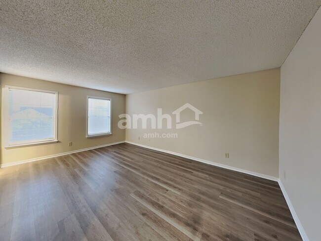 Building Photo - 10812 Parker Dr