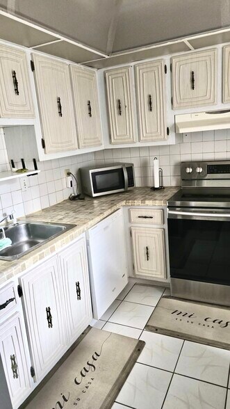 Building Photo - 2821 Somerset Dr