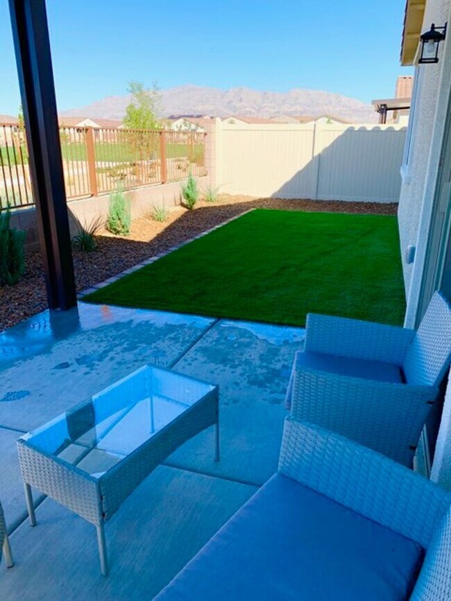 Building Photo - GORGEOUS SINGLE STORY WITH MANY UPGRADES*3 BEDROOMS*DEN!