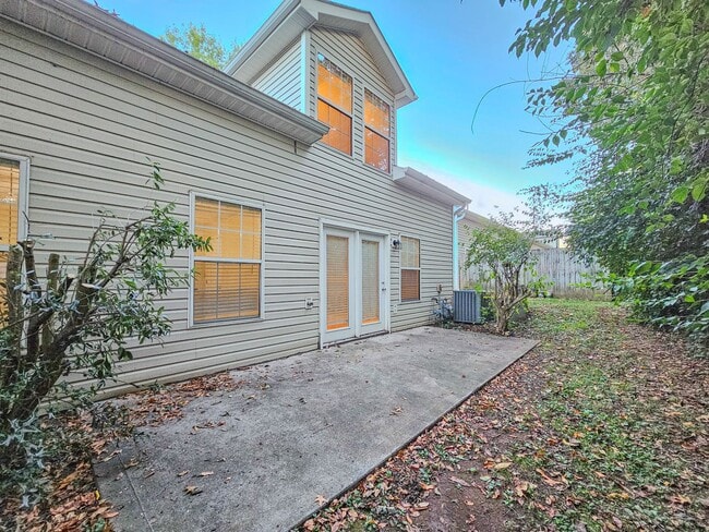 Building Photo - Knoxville 37934 - 3 bed 2.5 bath Condo - Contact Ryan Fogarty 865-333-4840