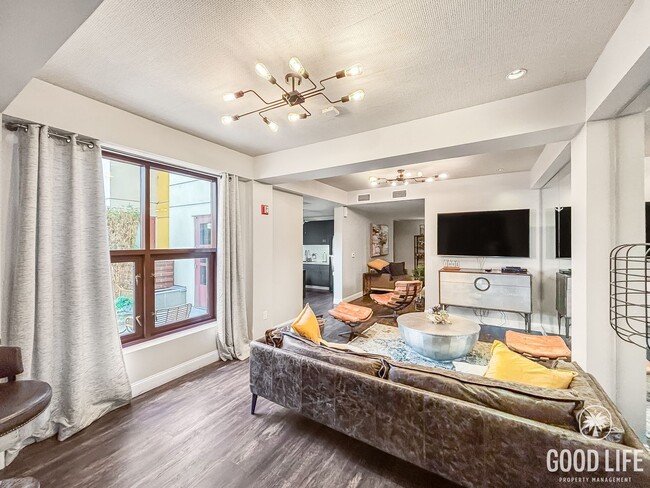 Building Photo - Beautiful 1BD/1BA Condo in Downtown W/ Off...