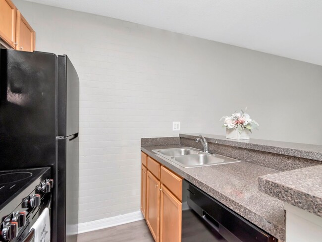 Building Photo - Updated Ground Floor 1BR - Move in Incentives Available