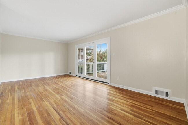 Building Photo - Renovated Home in the Heart of Brookhaven