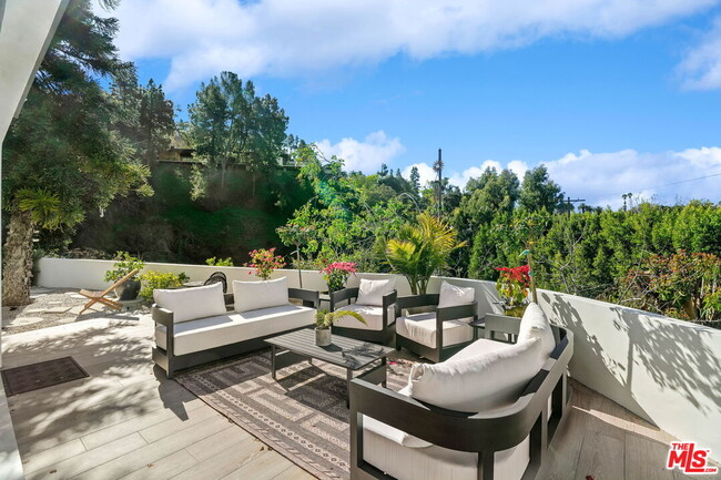 Building Photo - 2615 La Cuesta Dr