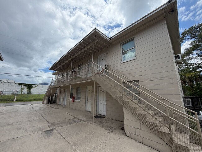 Building Photo - *VOUICHER FRIENDLY* Conveniently Located 2-Bedroom Apartment in Jacksonville's Brooklyn Neighborhood