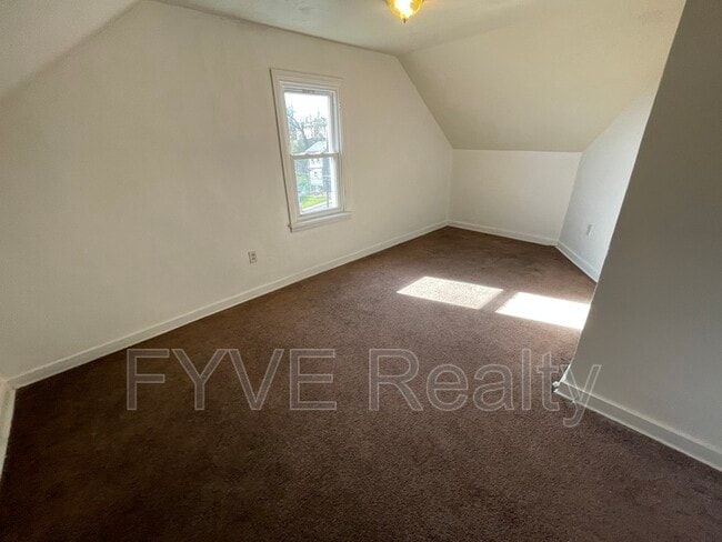 Building Photo - 489 Norton St