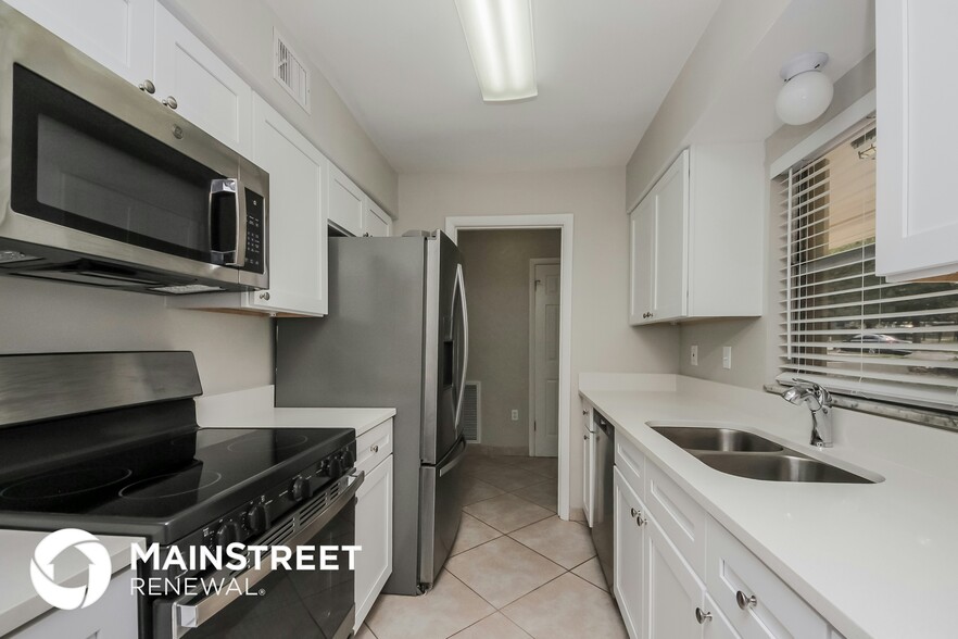 Building Photo - 3423 Silverwood Dr