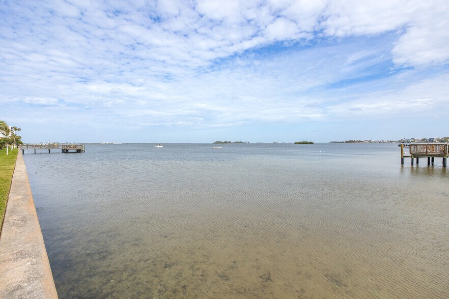 Building Photo - 464 N Paula Dr