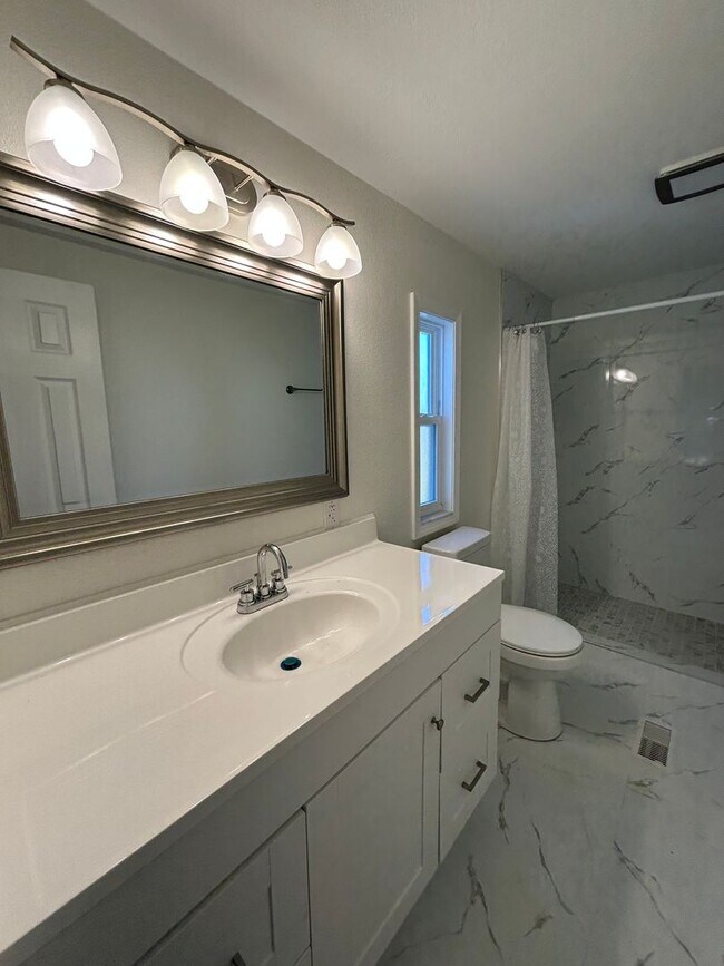 Building Photo - 3 bedroom, 2 bath