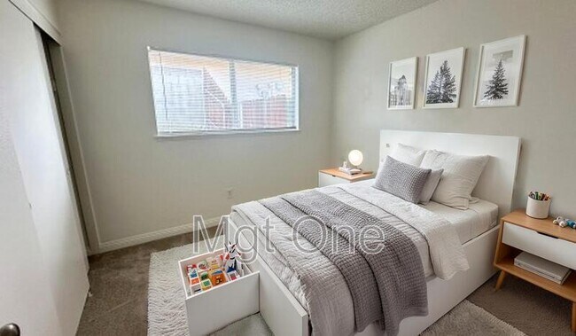 Building Photo - 425 Glenhill Dr