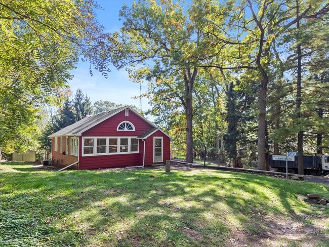 Building Photo - Adorable Lake Como Home Now Available!