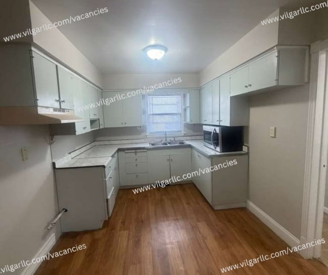 Building Photo - Updated 2-Bedroom • 1-Bathroom Home